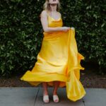 Photo yellow dress